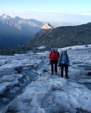Scheinbare Idylle und Sonnenaufgang bei der &Uuml;berquerung des K&ouml;dnitzkees - aber das Foto t&auml;uscht, es ist eine Perlenkette von Menschen - Gro&szlig;glockner, 3798 m, Normalweg von Kals - 1